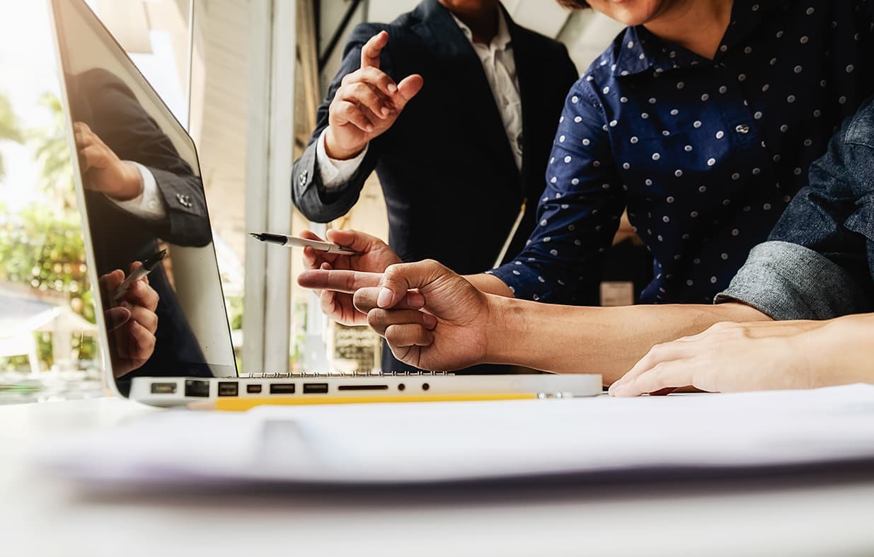 Personas trabajando en oficina