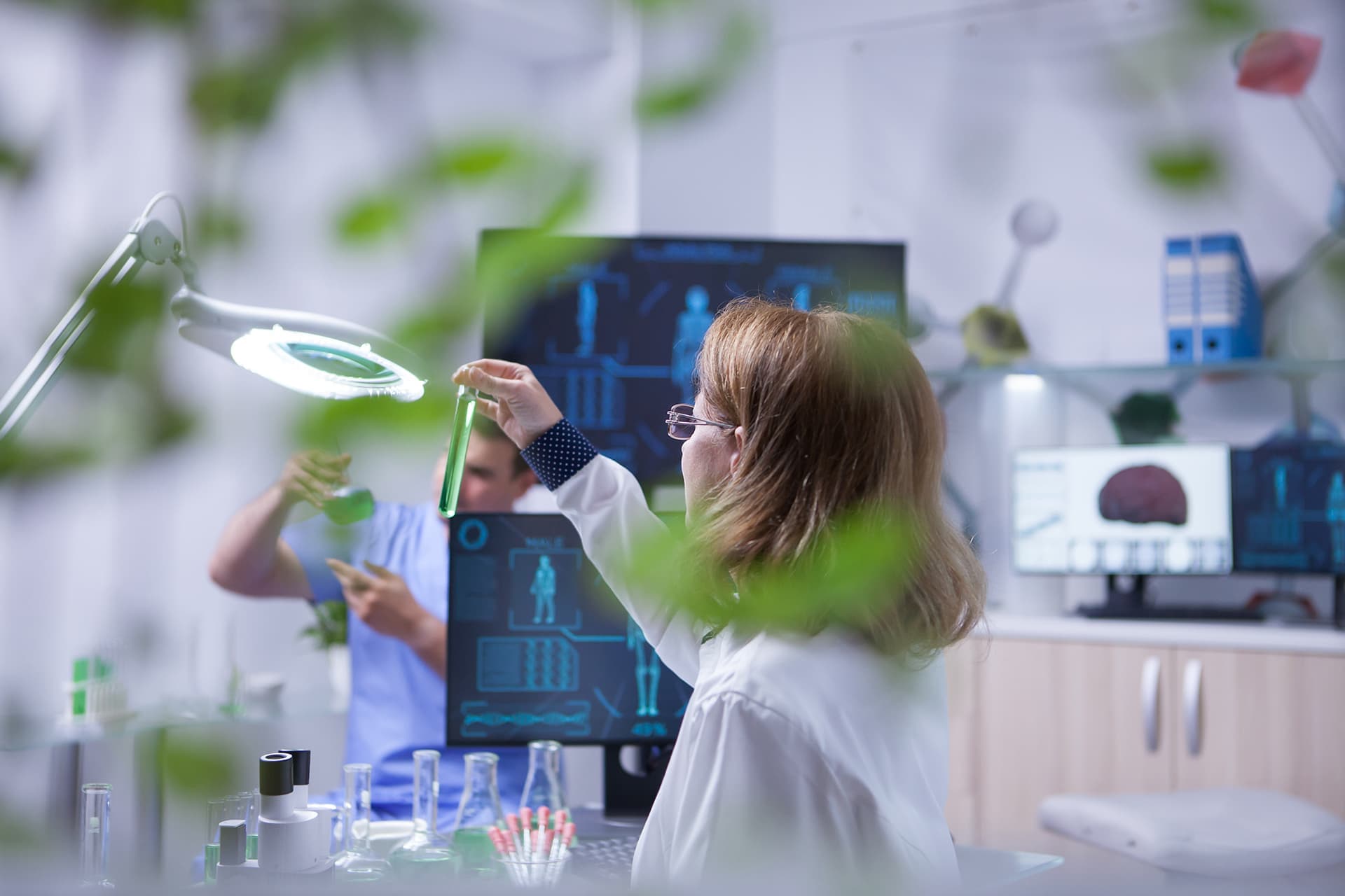 Mujer trabajando en biotecnología