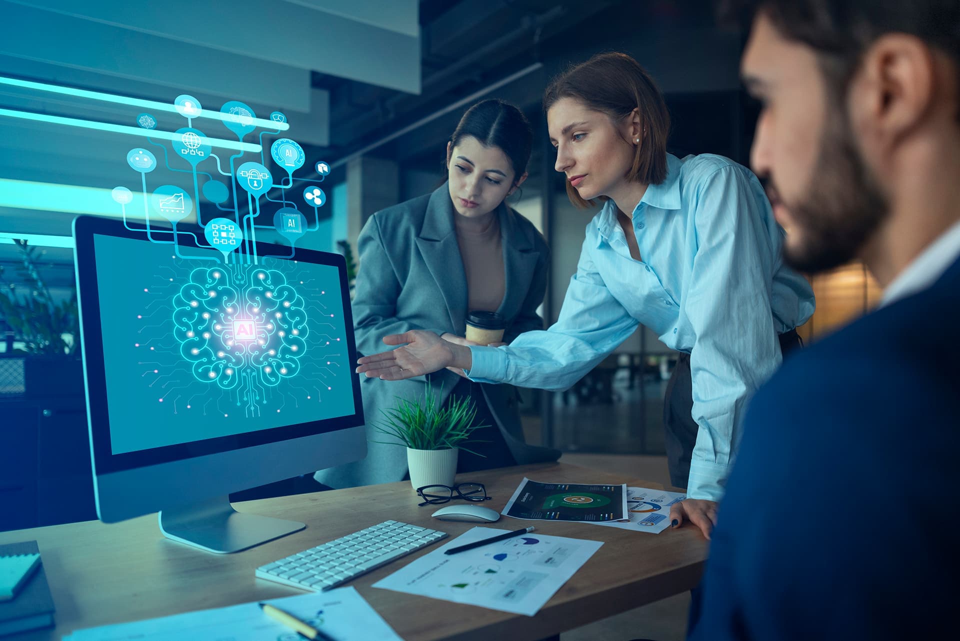 Grupo trabajando en inteligencia artificial