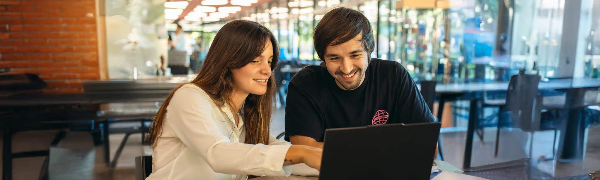 Estudiantes en el campus de UdeSA